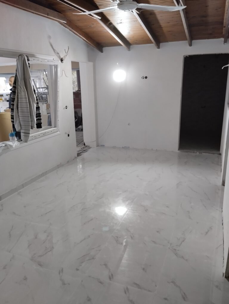 Τοποθετημένο δάπεδο με λευκά πλακάκια
