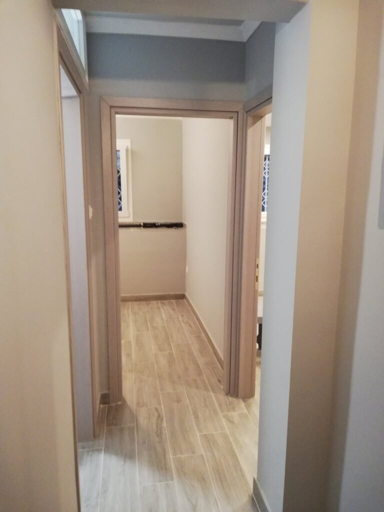 Διάδρομος με δάπεδο σε απόχρωση ξύλου