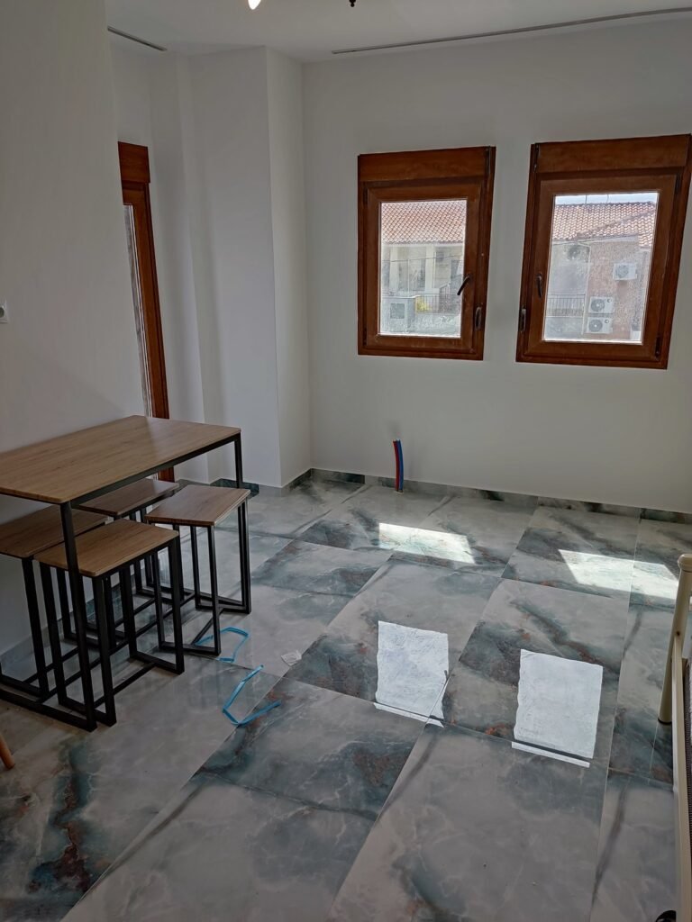 Δάπεδο με πλακάκια διαφορετικών γκρι αποχρώσεων