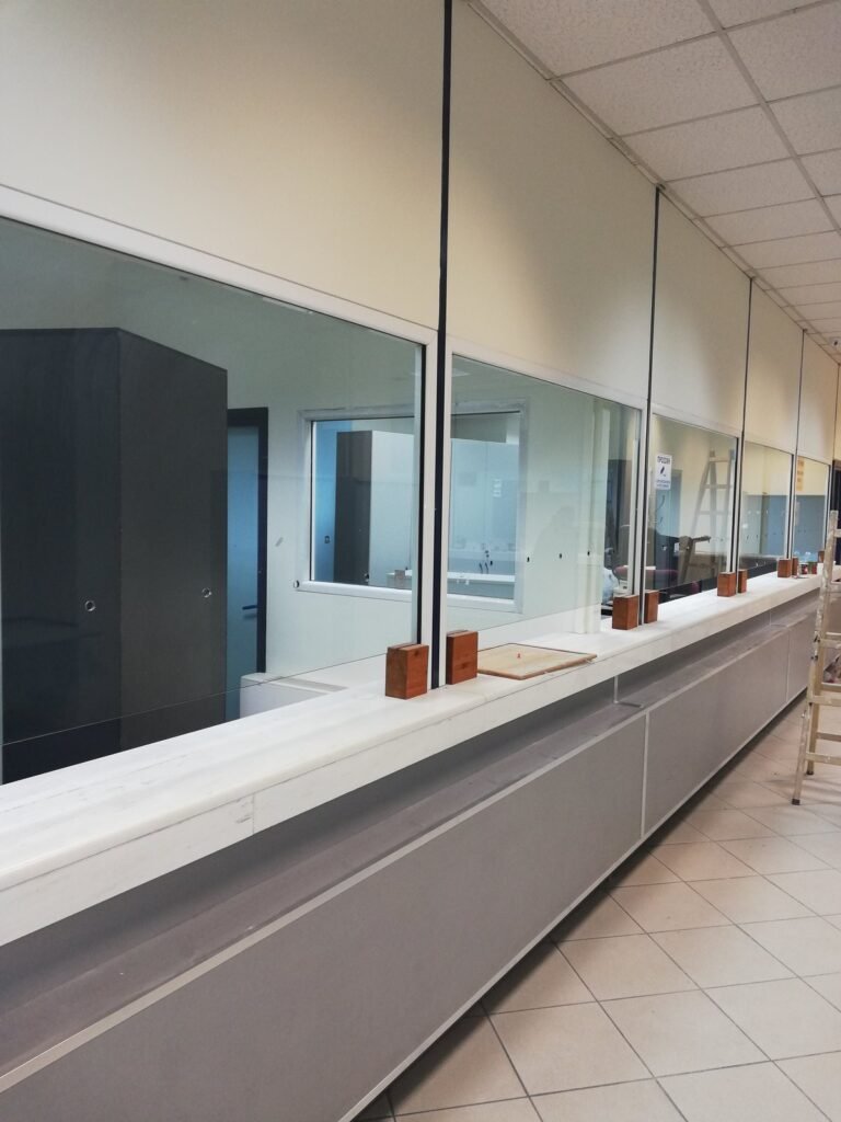 Πάγκος εξυπηρέτησης με γυάλινα διαχωριστικά σε επαγγελματικό χώρο