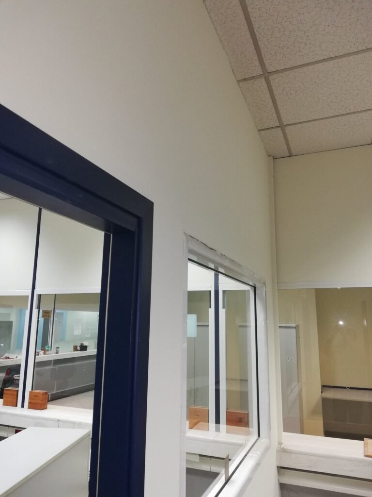 Λεπτομέρεια γυάλινων διαχωριστικών επαγγελματικού χώρου