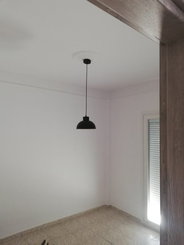 Ανακαινισμένο δωμάτιο με λευκούς τοίχους και πλακάκια δαπέδου