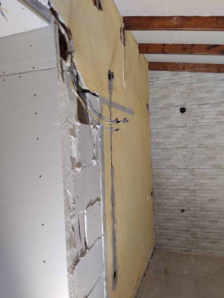 Διέλευση ηλεκτρολογικών σωληνώσεων σε τοίχο κατά την ανακαίνιση