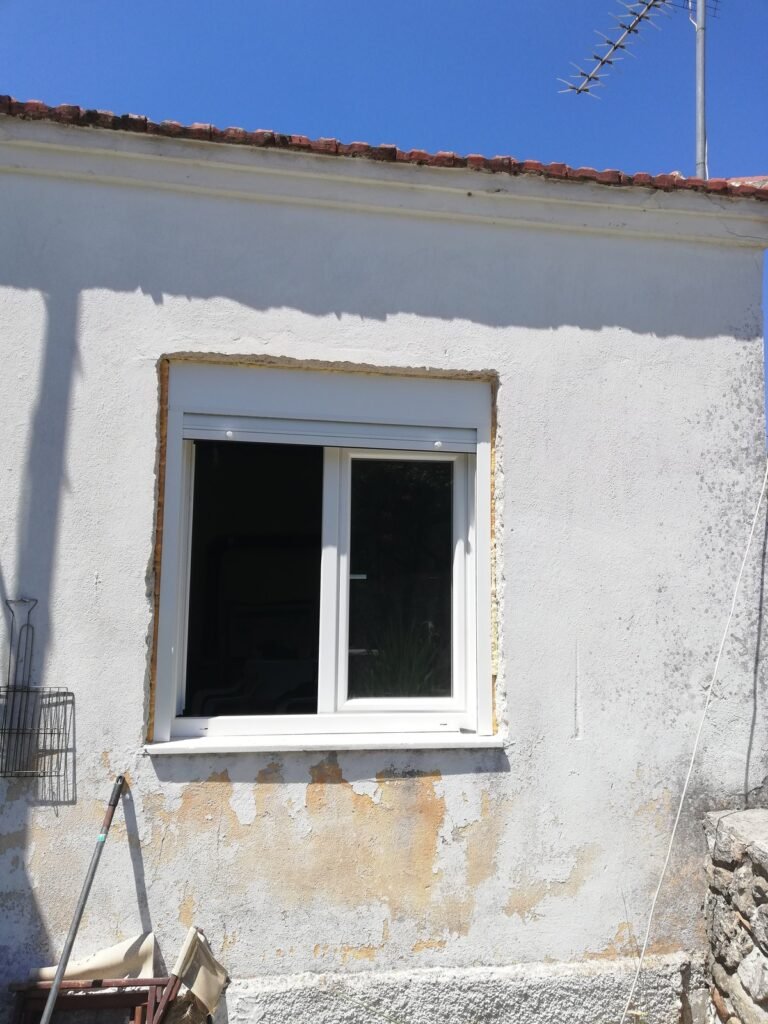 Λευκό παράθυρο με εξωτερικό ρολό