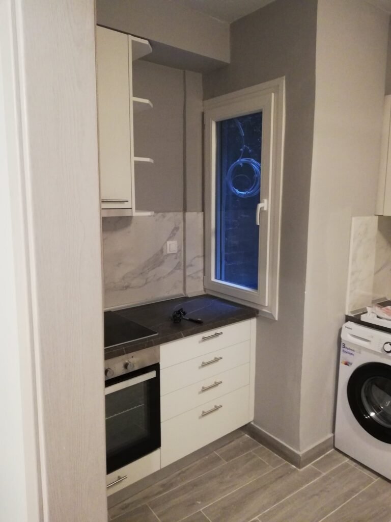 Μικρή λευκή κουζίνα με εντοιχισμένο φούρνο