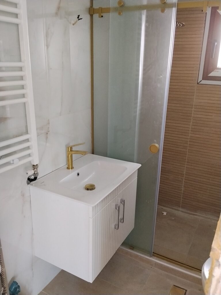 Λευκό έπιπλο νιπτήρα με χρυσή μπαταρία και ντους