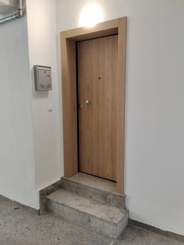 Πόρτα εισόδου κατοικίας με επένδυση σε απόχρωση ξύλου