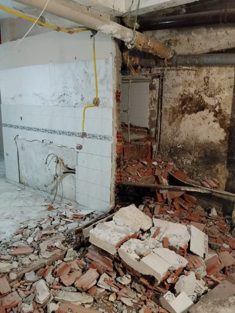 Μπάνιο στο στάδιο αποξήλωσης παλιών επενδύσεων