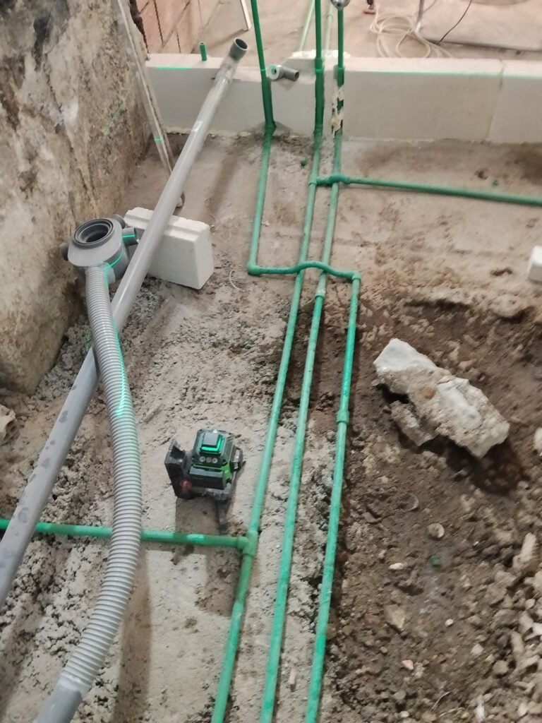 Νέες σωληνώσεις ύδρευσης και αποχέτευσης στο δάπεδο