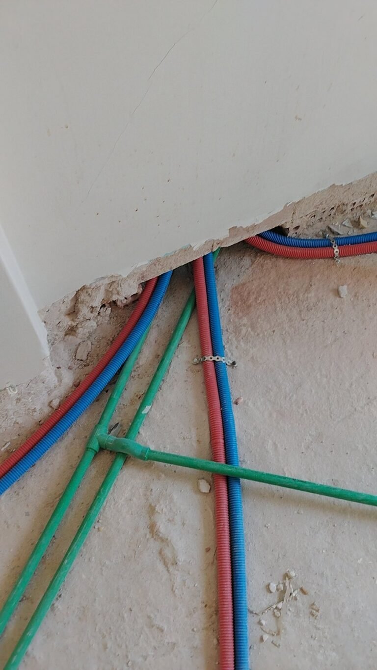 Σωληνώσεις νερού και προστατευτικοί σωλήνες στον τοίχο